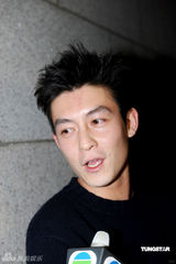 幻灯图：陈冠希跨年之际心情好 休闲装便现身街头