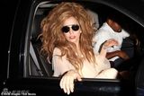 组图：Gaga戴鼻环顶狮子头出街 雪纺裙小秀乳沟