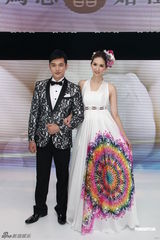 组图：何傲儿出席婚纱展任模特 笑言自己会迟婚