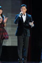 组图：谭耀文亮相慈善晚宴呼吁社会相信爱