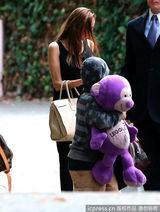 组图：朱莉假期带双胞胎出街 做称职妈妈两不误