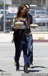 组图：阿尔芭与助理街边用餐 贴心为同事打包