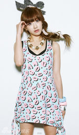 组图：f(x)宋茜甜美写真 出演维尼夫妇走红