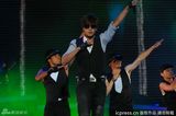 组图：谢霆锋献唱演唱会 蔡依林露胸垫上下走光