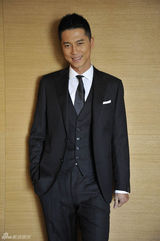 组图：王雷西装革履拍写真 笑容亲切迷人