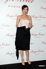 组图：钟楚红低胸马甲亮相劝后辈交友慎重