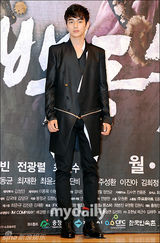 组图：SBS《武士白东秀》发布 俞承浩现身笑容亲切