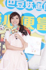 组图：豆花妹卖便当做公益 动漫装扮化身厨娘