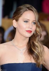 组图：詹妮弗-劳伦斯深蓝长裙大气现身红毯