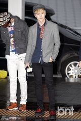 组图：SHINee潮装现身机场赴台参加音乐节目