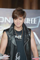 组图：榜中榜小贝贴面女主播 EXO-M西装俊朗