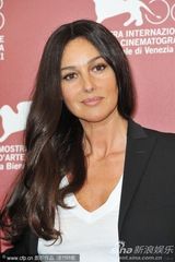 组图：《炎夏》记者会 贝鲁奇中性装亮相也妩媚