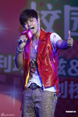 组图：罗志祥出席活动迟到玩求婚 刘心许飞同台