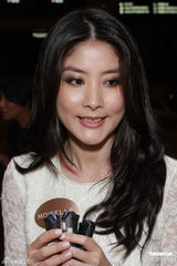 组图：陈慧琳蕾丝装优雅 徐濠萦单肩裙配皮手套