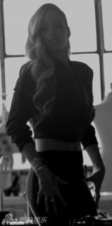 组图：蕾哈娜最新代言写真性感不失专业