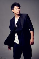 组图： 保剑锋时尚写真曝光  颜色简单帅气不减