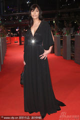 幻灯图集：《杀手在我心》首映 女演员玉腿抢镜