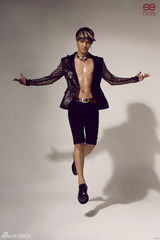 组图：至上励合秀腹肌 成员金恩圣褪青涩形象