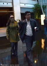 组图：昔日艳星彭丹穿制服现身英气十足