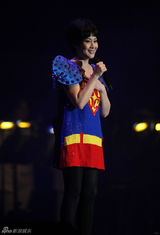 幻灯：刘若英北京个唱着超人装 与歌迷大合唱落泪