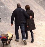 组图：安吉丽娜-朱莉拍新片 帅气保镖贴身保护