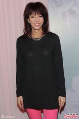 组图：徐小凤将在红馆开唱 刘德华赠墨宝