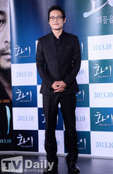 组图：韩片《华颐》发布 吕珍九露纯真笑容