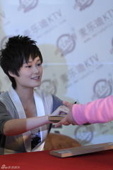 高清图：李宇春获中国邮政青睐 签售明信片遭围堵