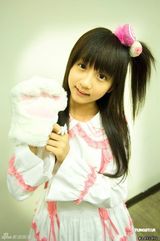 组图：许雅涵变身四川美食宝贝 为小吃比赛代言