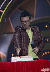 组图：曾志伟率奖门人玩转广州 为钟镇涛庆生