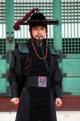 高清组图：朱智勋拍《我是王》穿古装显气势