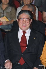 组图：曾荫权霍震霆出席国庆晚会 陈慧琳笑讨亲家