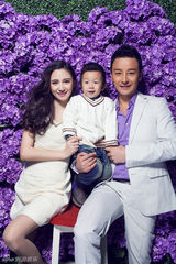 组图：刘牧一家三口时尚大片 娇妻美艳爱子鬼马