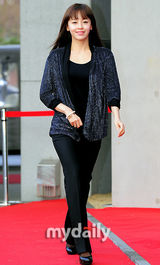 组图：张赫等出席娱乐公司合作协议签署仪式