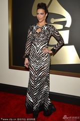 组图：56届格莱美红毯 泰勒透视麦当娜反串绅士