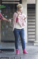 组图：布兰妮不舍小甜甜称号 粉罩衫扮嫩吃甜品