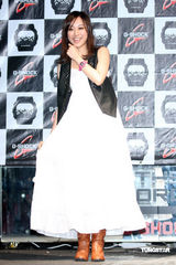 幻灯：美女冯媛甄为名表代言 直言酷爱户外运动