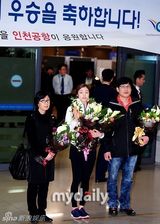 组图：金妍儿返韩引媒体蜂拥 亮相记者会卖萌