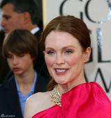 高清图：朱莉安-摩尔桃红色礼服不对称设计引人注目