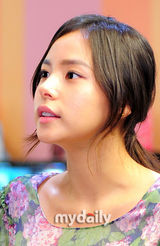 组图：韩星闵孝琳为化妆品宣传 碎花短裙显俏皮可爱