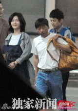 组图：谢娜机场素颜被拍 穿孕妇装“孕味”十足