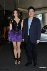 徐子淇夫妇为子办百日宴 低胸亮相乳沟迷人(图)