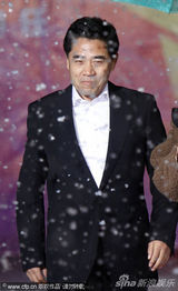 组图：葛优冒雪与葛存壮同场 闫妮裙装晒性感