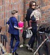 组图：小七披发踩红靴抢镜 贝帅抱女儿父爱十足