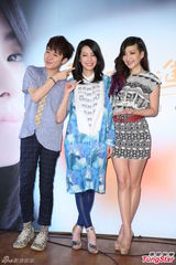 组图：好友青峰惊喜站台 路嘉欣发片泪洒舞台