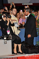 组图：老牌007布鲁斯南帅气现身威尼斯美女环绕