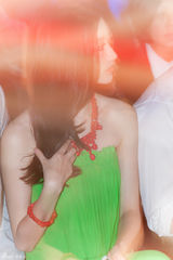 组图：景甜翠绿抹胸裙亮相秀场风情万种