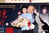 组图：汪明荃生日罗家英送香吻 马不停蹄宣传粤剧
