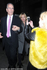 组图：凯特莫斯疲态离开派对 黑脸应对粉丝拍照