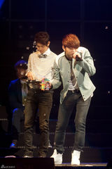 高清组图：韩团BEAST粉丝见面会互动频繁表演精彩